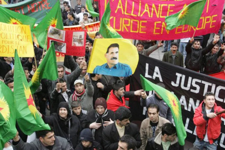 
	Manifesta&ccedil;&atilde;o de curdos em Paris: &quot;&eacute;absolutamente inaceit&aacute;vel&quot;, declarou no local do crime o ministro franc&ecirc;s do Interior
 (Jack Guez/AFP)