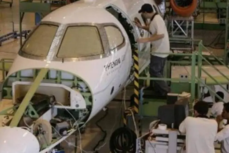 Técnicos preparam o protótipo de um jato executivo Embraer Phenom 100 na fábrica da empresa em Gavião Peixoto, em São Paulo (Rickey Rogers/Reuters)