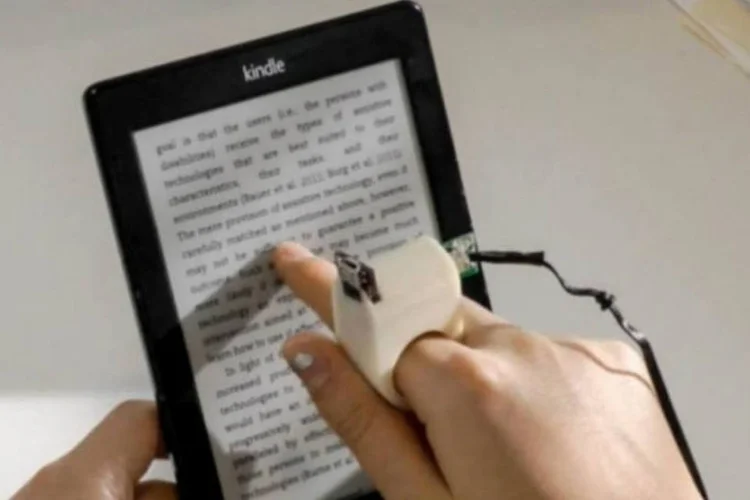 A FingerReader, que pode ajudar cegos que não sabem braile a ler (Divulgação/MIT)