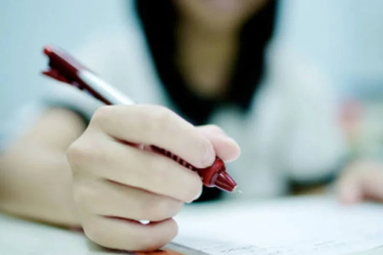 
	Estudante:&nbsp;segundo Maria Stela Santos Graciani, coordenadora do curso de pedagogia da Pontif&iacute;cia Universidade Cat&oacute;lica (PUC-SP), o maior desafio para lecionar para adultos com mais de 40 anos &eacute; ajudar os alunos a superar a vergonha.
 (GettyImages)