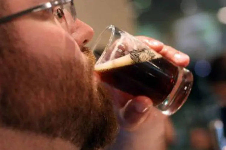 
	Provador saboreia uma cerveja: altera&ccedil;&atilde;o publicada hoje no Di&aacute;rio Oficial da Uni&atilde;o atinge cervejas, refrescos, isot&ocirc;nicos e energ&eacute;ticos
 (Getty Images North America/AFP/Arquivos)