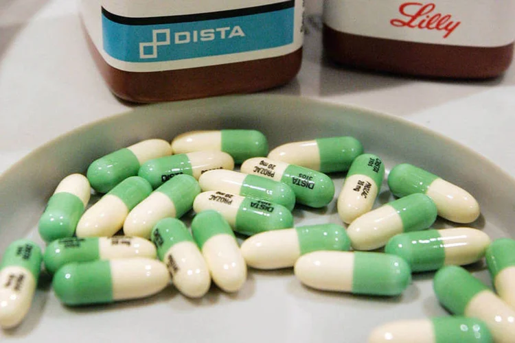
	Prozac, da fabricante Eli Lilly, em farm&aacute;cia de Nova York: receita caiu em cerca de 1%, para US$ 5,96 bilh&otilde;es, acima de estimativa do mercado
 (Stephen Chernin/Getty Images)