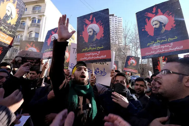 
	Manifestantes iranianos protestam com fotos do cl&eacute;rigo xiita executado Nimr al-Nimr: dezenas de milhares de iranianos viajam todos os anos ao reino saudita
 (REUTERS/Raheb Homavandi/TIMA)