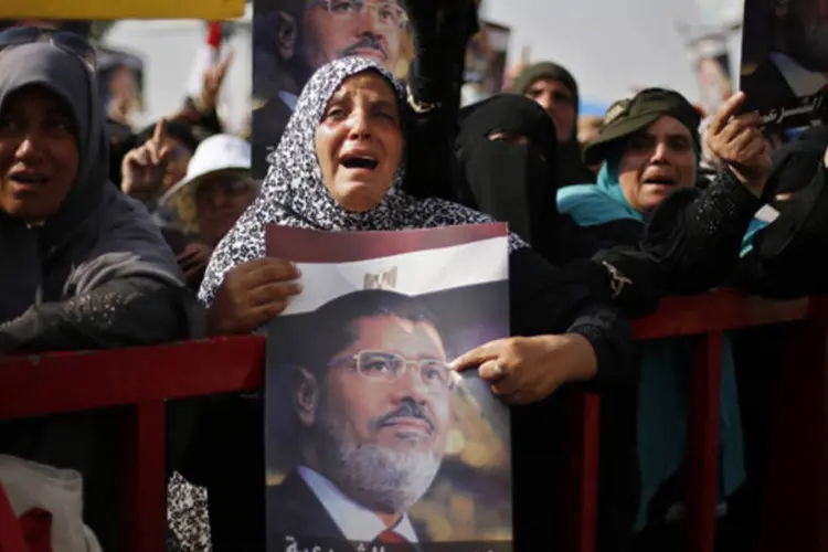 
	A Irmandade Mu&ccedil;ulmana continua a pedir a volta de Morsi ao poder duas semanas ap&oacute;s ele ter sido afastado pelos militares em resposta &agrave;s manifesta&ccedil;&otilde;es contra o presidente
 (Suhaib Salem/Reuters)