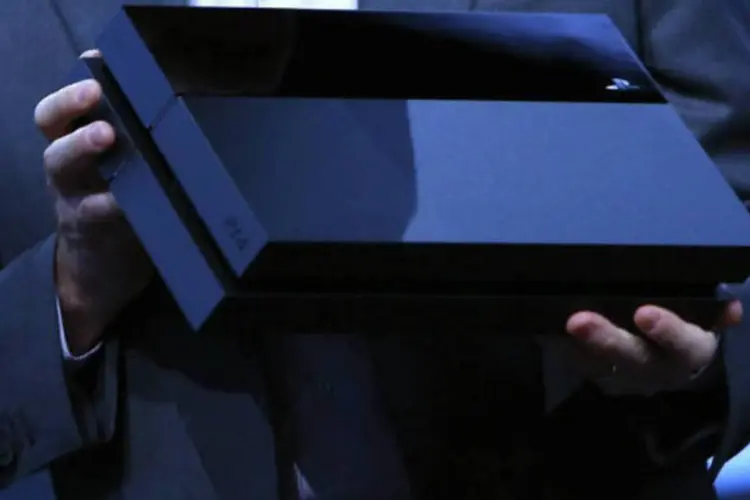 Andrew House, presidente da Sory, exibe o Playstation 4 (AFP / Eric Thayer)