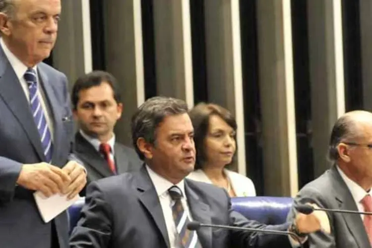 
	Da esquerda para a direita, Serra, A&eacute;cio e Alckmin: questionado se havia car&aacute;ter eleitoral no encontro com o governador, A&eacute;cio disse apenas estar muito feliz ao lado de Alckmin
 (Agência Brasil)