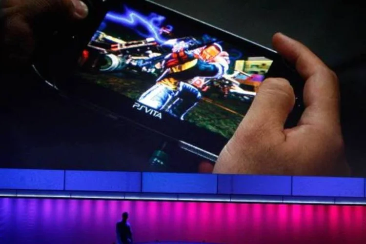 Portátil Sony PS Vita é testado na E3 (David McNew/Getty Images)