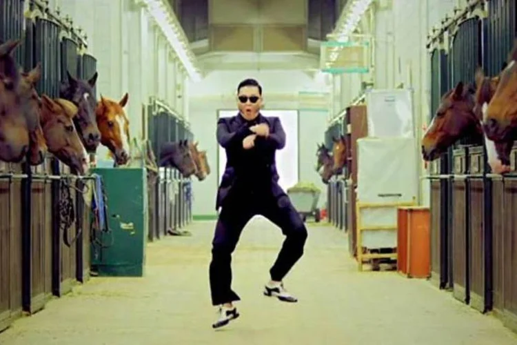 
	Houve quem dissesse que, segundo uma profecia de Nostradamus, o mundo acabaria quando Gangnam Style chegasse a 1 bilh&atilde;o de exibi&ccedil;&otilde;es
 (Reprodução)