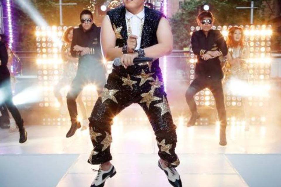 Rapper sul-coreano Psy comanda grande baile de rua em Paris