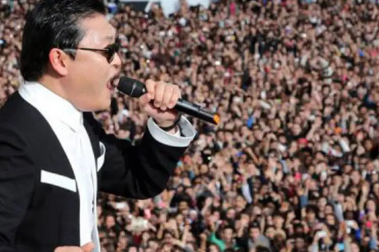 
	O sul-coreano Psy canta &quot;Gangnam Style&quot; : a m&uacute;sica &quot;foi ouvida por tantas pessoas que acho que provavelmente ela ganhou o direito de entrar no dicion&aacute;rio&quot;, afirmou o editor consultor do dicion&aacute;rio Collins
 (Thomas Samson/AFP)