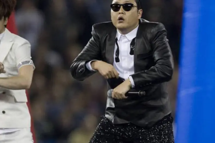
	Apresenta&ccedil;&atilde;o do verdadeiro Psy em dexembro: desfile contou com um cover do cantor sul-coreano Psy
 (Jack Boland/AFP)
