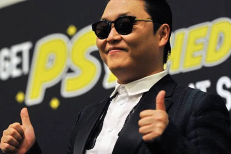 
	Psy: embora a letra da m&uacute;sica esteja em coreano, seus passos de dan&ccedil;a e o ritmo de sua melodia o fizeram ganhar milhares de adeptos em todo o planeta
 (Roslan Rahman/AFP)