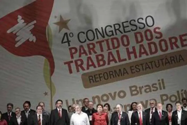 A presidente Dilma Rousseff e o ex-presidente Luiz Inacio Lula da Silva, na cerimônia de abertura do congresso do Partido dos Trabalhadores, em Brasília (Reuters//Ueslei Marcelino)