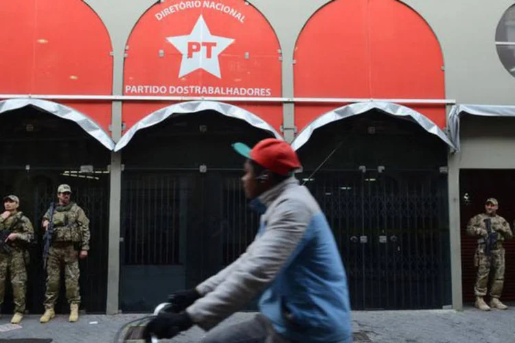 
	Sede do PT: funcion&aacute;rios que trabalham no local informaram que a Pol&iacute;cia Militar chegou a levar um homem suspeito dos atos de vandalismo durante a noite
 (Rovena Rosa/Agência Brasil)