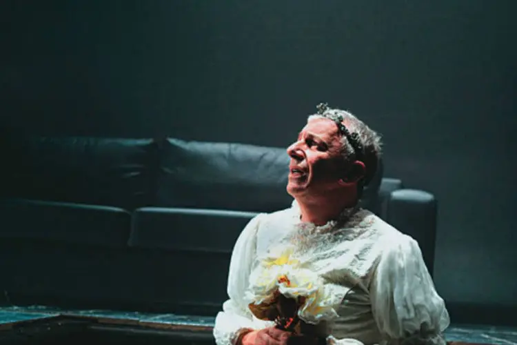 Nanini como Ema em Pterodátilos. A peça, dirigida por Felipe Hirsch, está em turnê pelo Brasil (Carol Sachs/Divulgação)