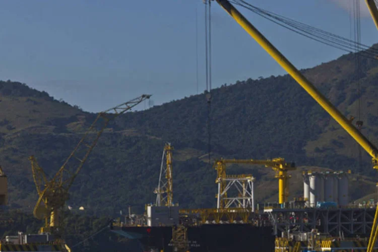 
	Explora&ccedil;&atilde;o de petr&oacute;leo: os estoques de petr&oacute;leo nos Estados Unidos registraram queda de 2,825 milh&otilde;es de barris na semana passada, informou a AIE, do governo norte-americano.
 (Bloomberg)
