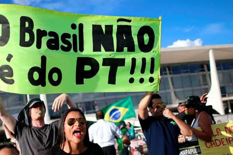 Manifestantes protestam no Congresso em Brasília (Reuters)