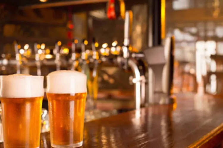 Pub inglês: bares poderão ficar abertos até 1h da manhã, horário que excede em duas horas o limite rotineiro para o funcionamento (Getty Images)