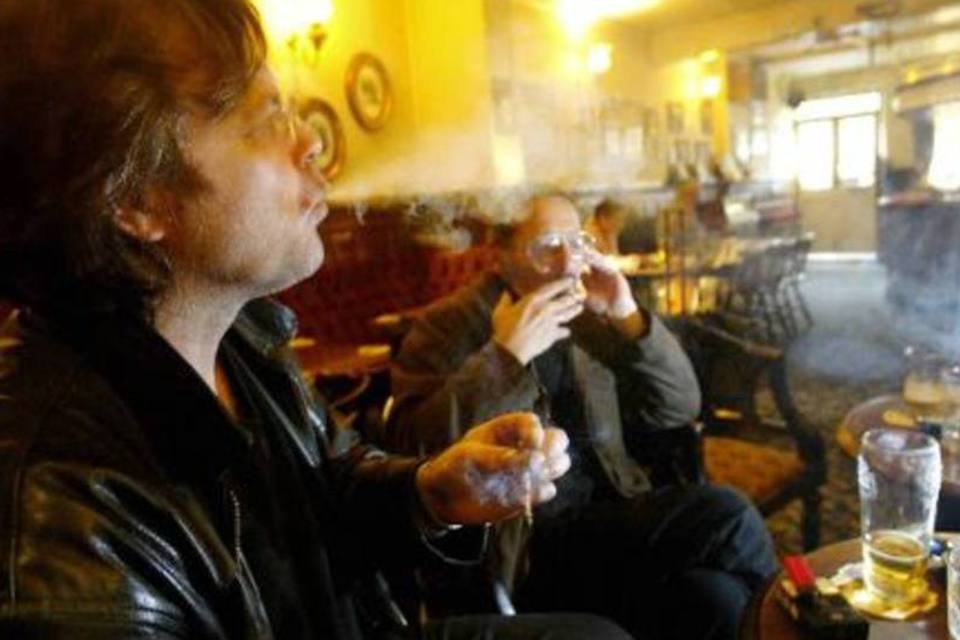 Impostos e proibição de fumar arruinam pubs britânicos