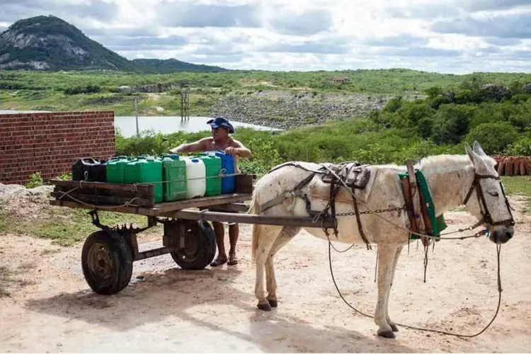 Sertanejo transporta água retirada diretamente de açu: pesquisador critica a visão “vitoriosa” que aposta em grandes reservatórios (Marilia Camelo/Agência Pública)