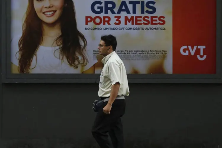 
	Pedestre passa por uma placa de publicidade da GVT no Rio de Janeiro
 (Dado Galdieri/Bloomberg)