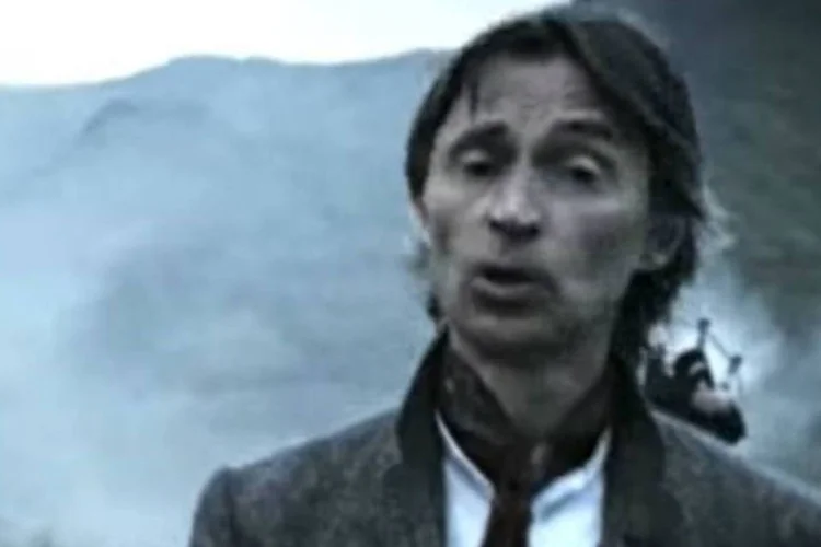 A história de Johnnie Walker em campanha: Robert Carlyle narra a história do whisky mais famoso do mundo no vídeo criado pela BBH de Londres (Reprodução/YouTube/Thiago Ricieri)