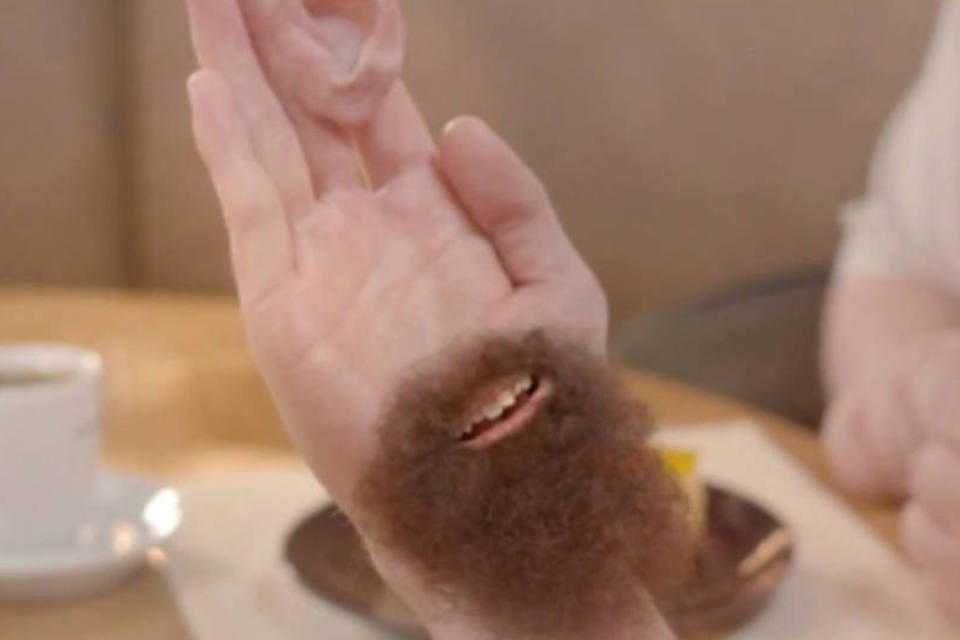 Mão ganha barba e orelha em anúncio da LG