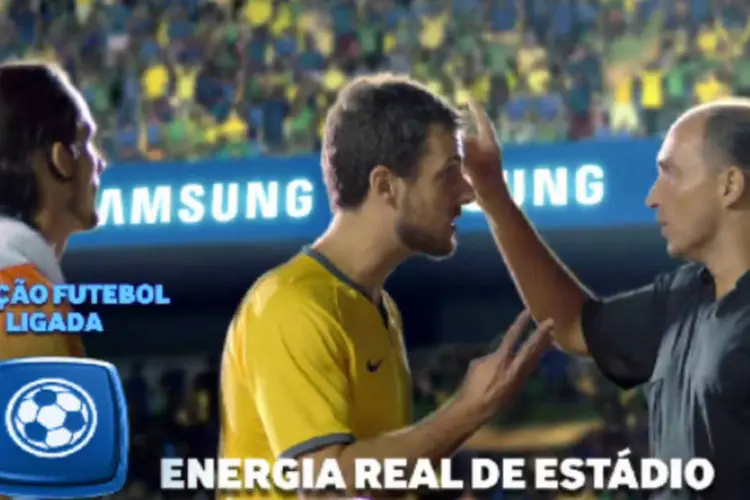 Samsung promove função "Futebol" de suas TVs: filme utiliza tecnologia e humor para mostrar como Função Futebol ativada deixa jogo mais vibrante e emocionante (Reprodução/YouTube)