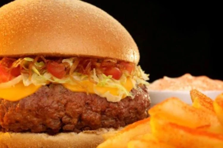Pela Resolução feita pela Anvisa, a publicidade de alimentos com alto teor de açúcar, gorduras e sódio e de bebidas com baixo teor nutricional deve trazer alertas sobre os riscos à saúde (.)