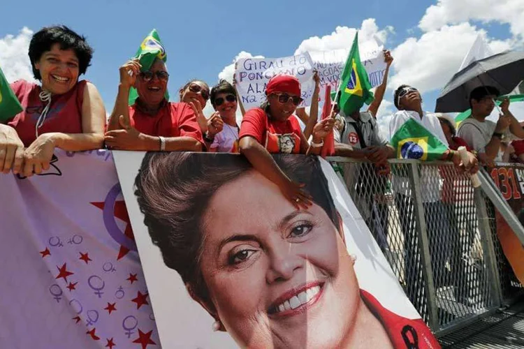 
	Entre os populares presentes, a maioria usa roupas vermelhas e bandeiras da CUT
 (SERGIO MORAES / REUTERS)