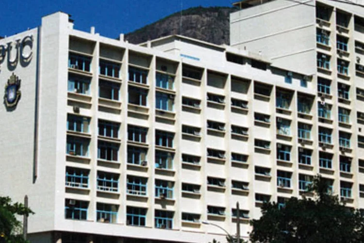 O campus da universidade fica na rua Marquês de São Vicente 225, na Gávea (.)