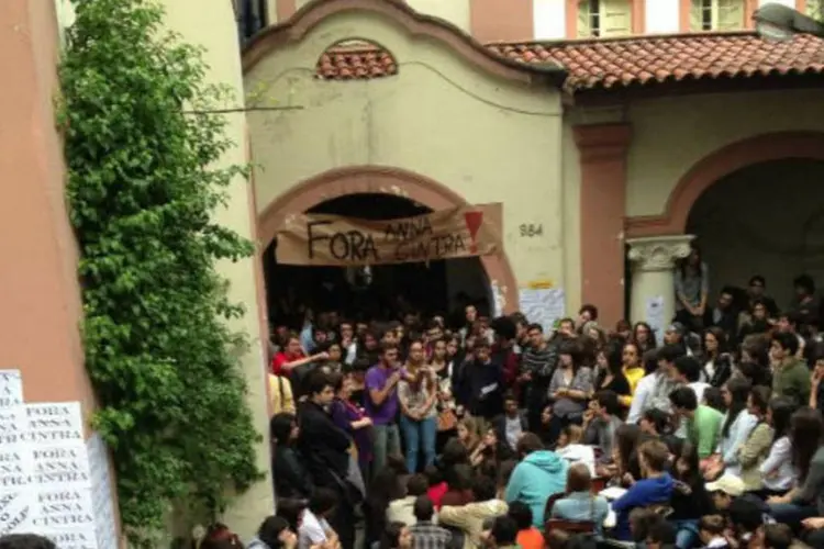 PUC em greve: alunos em frente à reitoria em protesto contra a escolha de Anna Cintra, última colocada na lista tríplice (Divulgação)