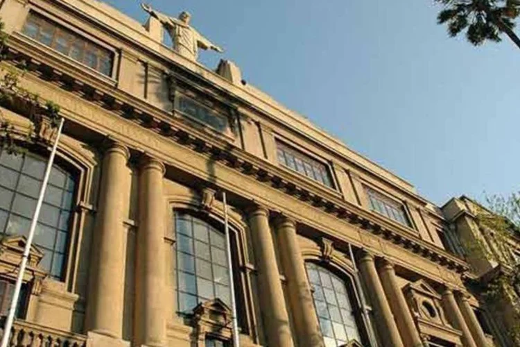 
	Universidade no Chile:&nbsp;A Prefeitura de Santiago havia autorizado a marcha, mas com um percurso diferente, que n&atilde;o inclu&iacute;a o trecho da avenida Alameda, principal via da capital chilena.
 (Wikipedia/Wikimedia Commons)
