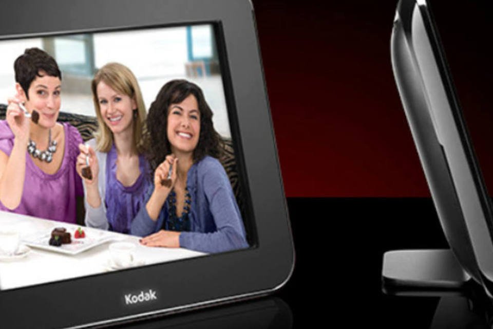 Porta-retrato digital com Wi-Fi se conecta a álbuns do Facebook