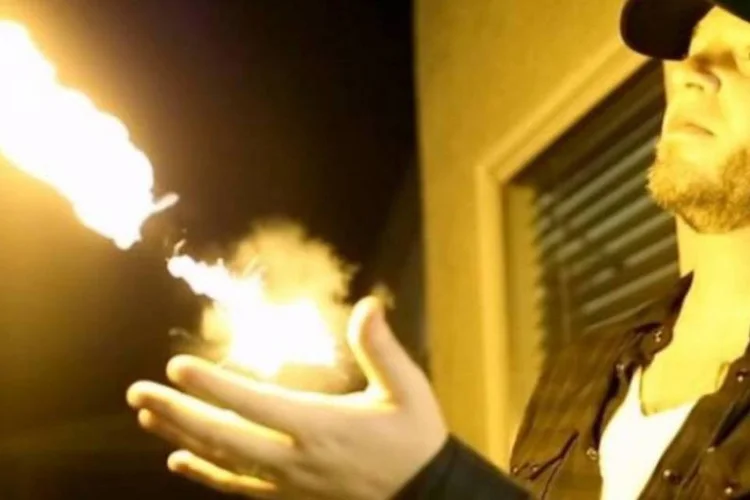 Pulseira que solta bolas de fogo: Chamado Pyro, assim como o mutante de X-Men, o produto foi criado pela companhia Ellusionist com o mágico Adam Wilber (Divulgação)