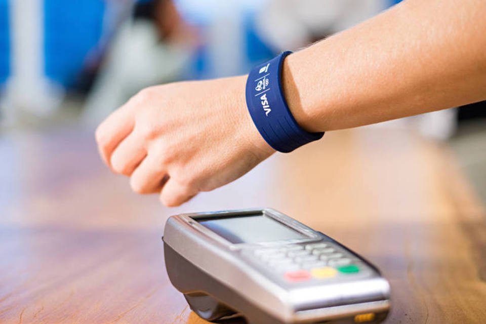 Pulseira: acessório realiza pagamentos em lojas físicas, substituindo o cartão de débito (Divulgação/Bradesco Visa)