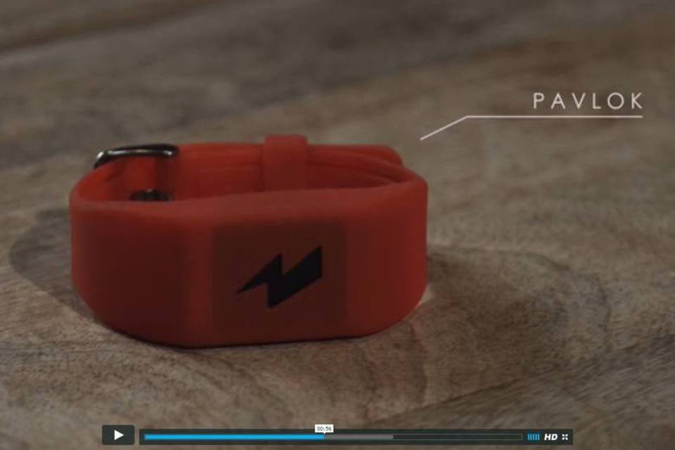 Pulseira dá choque em quem gasta muito dinheiro