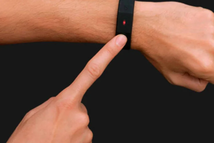 
	Pulseira inteligente: gadget tamb&eacute;m pode ser utilizado durante o banho ou na chuva
 (Divulgação/Do Bem)