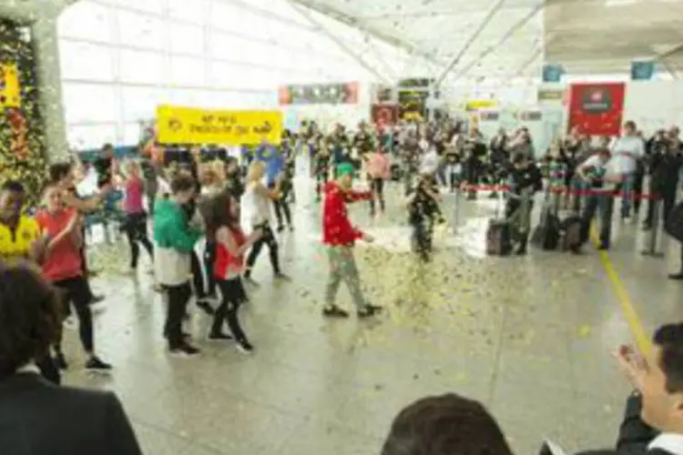 Assim que entraram no terminal, uma empolgante interpretação de Movin’ On Up, do grupo Primal Scream, irrompeu um flashmob coreografado (Reprodução)
