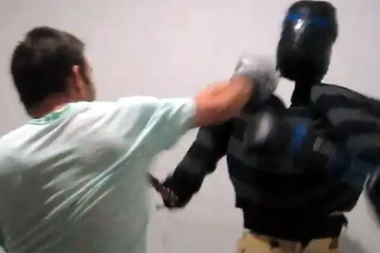 Sparring robótico: boneco simula combates com diversos níveis de dificuldade (Divulgação)