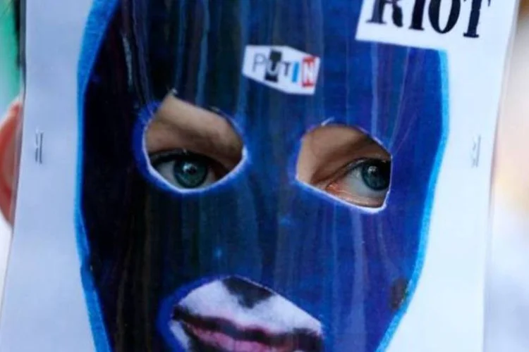 
	Manifestante apoia a banda Pussy Riot em Bruxelas: defesa disse esperar que as senten&ccedil;as sejam abreviadas ou tornadas condicional
 (François Lenoir/Reuters)