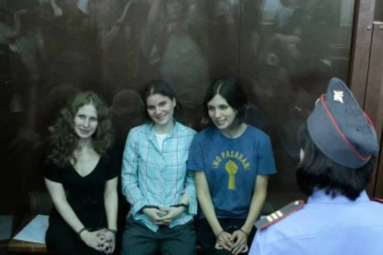 Integrantes do Pussy Riot são ouvidas em um tribunal na Rússia (Maxim Shemetov/Reuters)