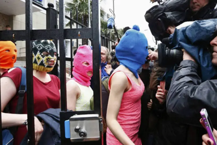 Membros da banda Pussy Riot deixam a delegacia de polícia em Adler, durante os Jogos Olímpicos de Inverno em Sochi (Shamil Zhumatov/Reuters)