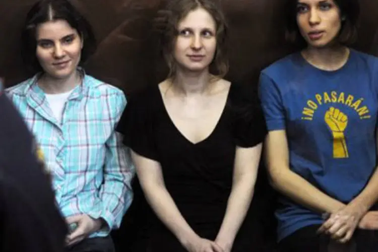 
	Yekaterina Samutsevich (E), Maria Alyokhina (C) e Nadezhda Tolokonnikova, as integrantes da Pussy Riot, foram condenadas a dois anos de pris&atilde;o (Andrey Smirnov/AFP)
