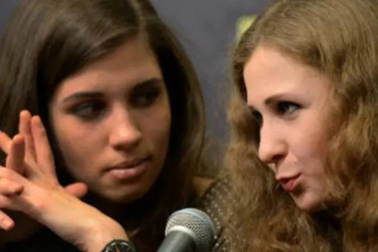 
	Nadezhda Tolokonnikova (e) e Maria Alyokhina, do Pussy Riot: elas foram libertadas em dezembro ap&oacute;s quase dois anos na cadeia
 (Don Emmert/AFP)