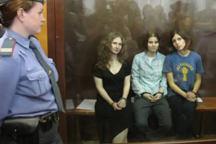 
	Integrantes do Pussy Riot no Tribunal de Moscou: segundo a lei russa, qualquer pessoa condenada pode receber liberdade condicional depois de cumprir metade de sua senten&ccedil;a, que &eacute; o caso de Nadezhda Tolokonnikova.
 (AFP)
