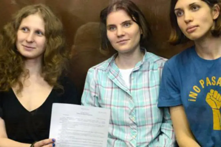 
	Yekaterina Samutsevich (E), Maria Alyokhina (C) e Nadezhda Tolokonnikova:&nbsp;a Justi&ccedil;a adiou para o dia 10 de outubro a audi&ecirc;ncia do recurso contra a condena&ccedil;&atilde;o das tr&ecirc;s
 (AFP)