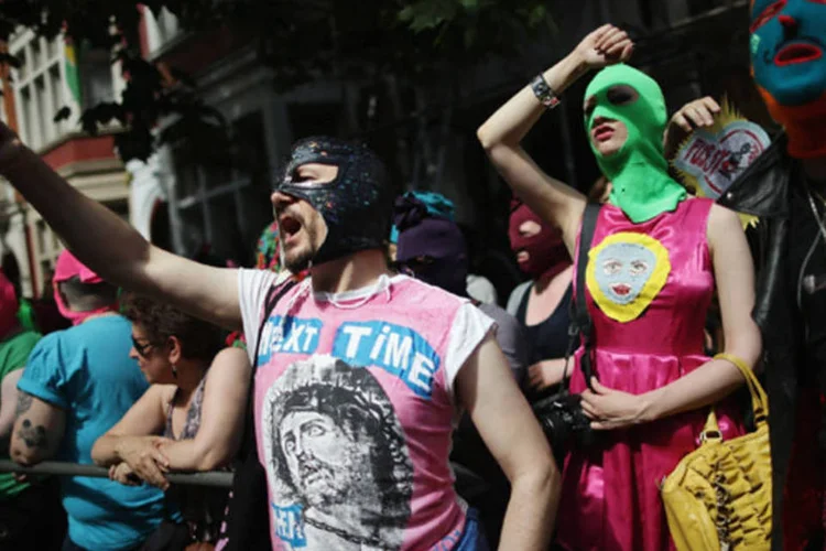 
	Homens e mulheres sa&iacute;ram mascarados em Londres em solidariedade &agrave;s artistas russas: Tr&ecirc;s integrantes da banda foram sentenciadas na semana passada a dois anos de pris&atilde;o
 (Dan Kitwood/Getty Images)