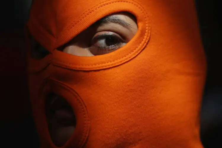 Ativista em Londres usa máscara, marca da banda punk Pussy Riot, cujas integrantes foram condenadas a dois anos de prisão nesta sexta-feira (Dan Kitwood/Getty Images)