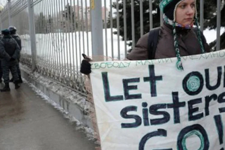 Fã do grupo Pussy Riot participa de protesto em Moscou: Nadejda Tolokonikova, Maria Alejina e Ekaterina Samutsevich, três membros da Pussy Riot, estão detidas há quatro meses (©AFP/Arquivo / Andrey Smirnov)